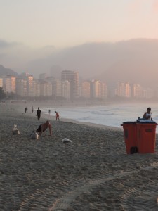 Copacobanabeach met zonsopkomst